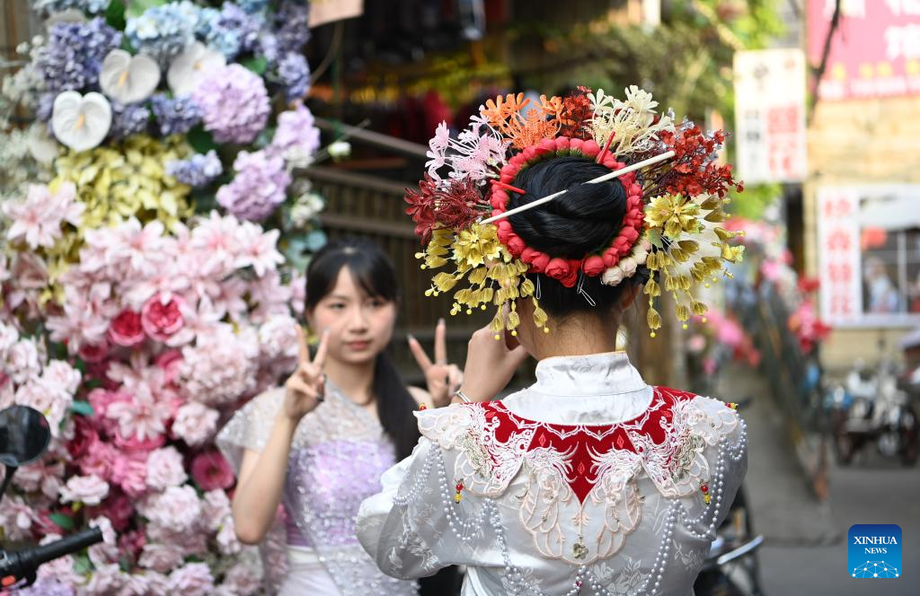 Xunpu flowery headwears drive tourism boom in Fujian's village