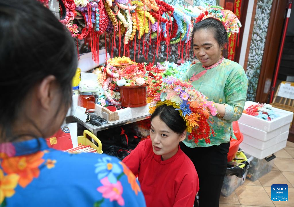 Xunpu flowery headwears drive tourism boom in Fujian's village