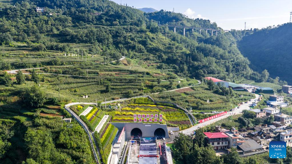 Binghui tunnel of Chongqing-Kunming high-speed railway completed