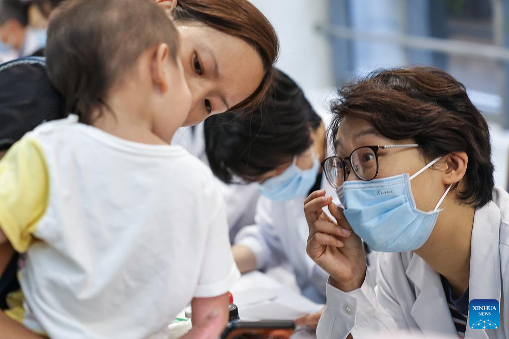 Beijing's hospital holds free clinic event to mark 8th Doctors' Day