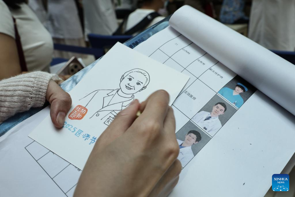 Beijing's hospital holds free clinic event to mark 8th Doctors' Day