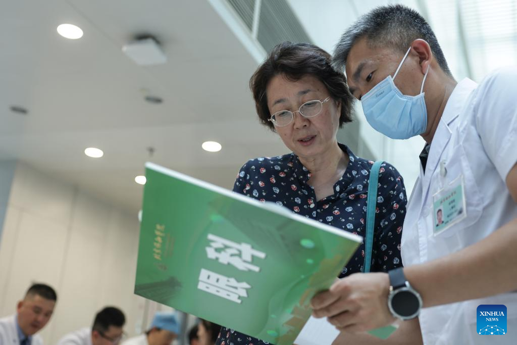 Beijing's hospital holds free clinic event to mark 8th Doctors' Day