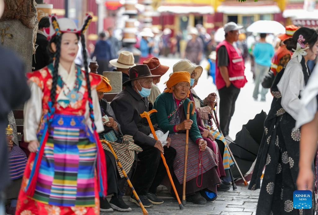 Tourists in Xizang adorn themselves in traditional Tiebtan costumes