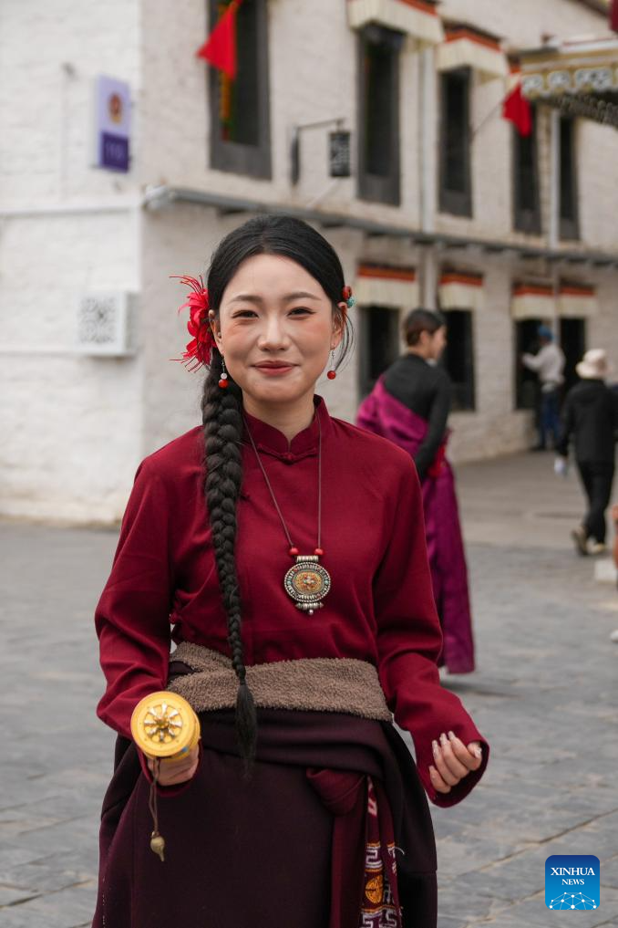Tourists in Xizang adorn themselves in traditional Tiebtan costumes