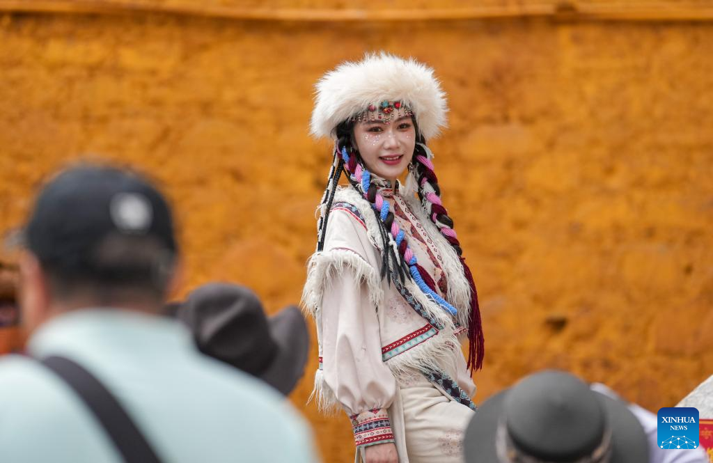 Tourists in Xizang adorn themselves in traditional Tiebtan costumes