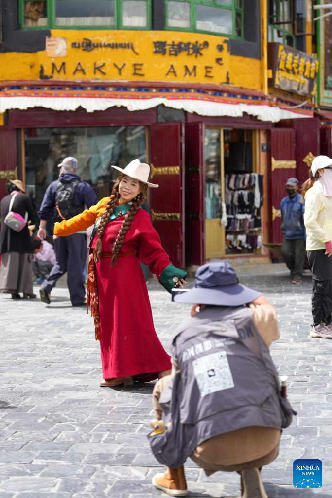 Tourists in Xizang adorn themselves in traditional Tiebtan costumes