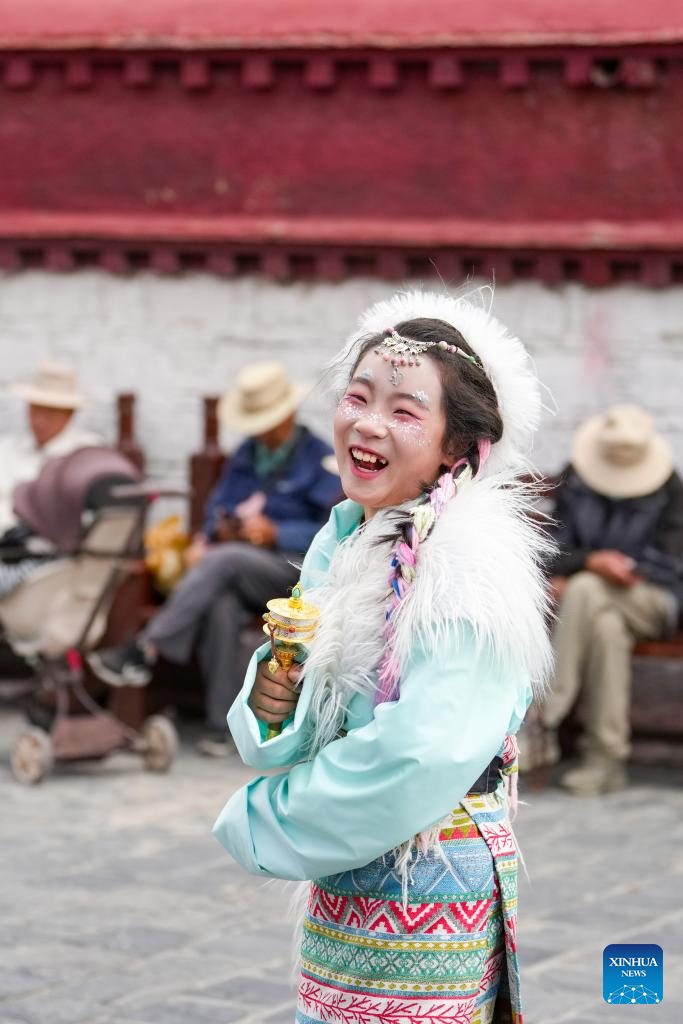 Tourists in Xizang adorn themselves in traditional Tiebtan costumes