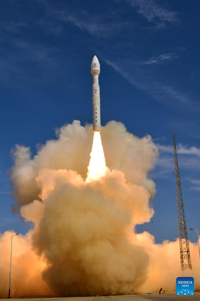 China's Lijian-1 rocket launches seven satellites