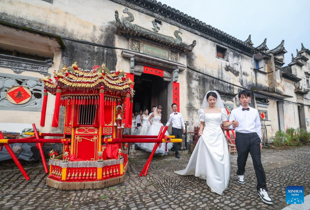 Group wedding ceremony held to mark traditional Qixi Festival in E China