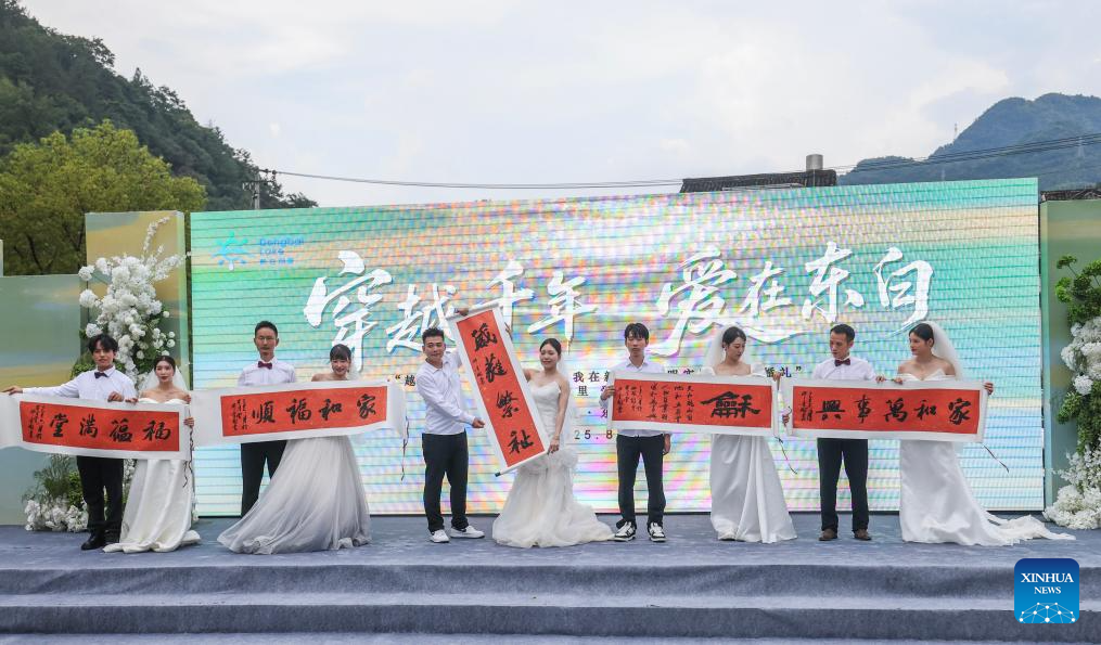 Group wedding ceremony held to mark traditional Qixi Festival in E China