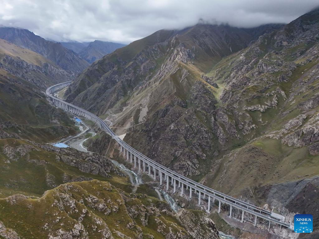 Urumqi-Yuli Expressway under construction in NW China's Xinjiang