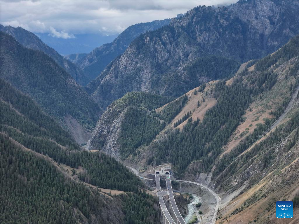 Urumqi-Yuli Expressway under construction in NW China's Xinjiang