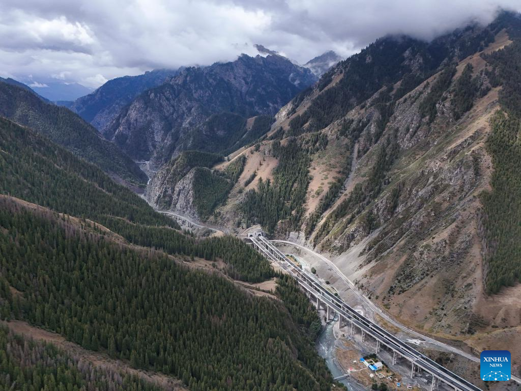 Urumqi-Yuli Expressway under construction in NW China's Xinjiang