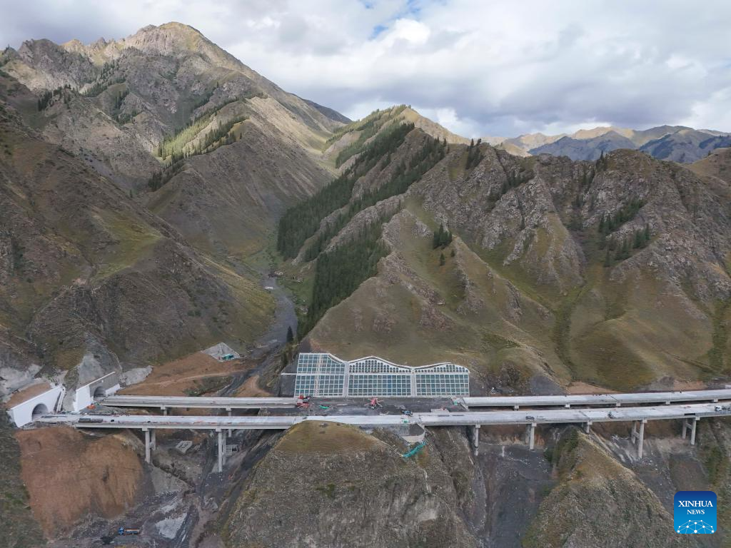 Urumqi-Yuli Expressway under construction in NW China's Xinjiang