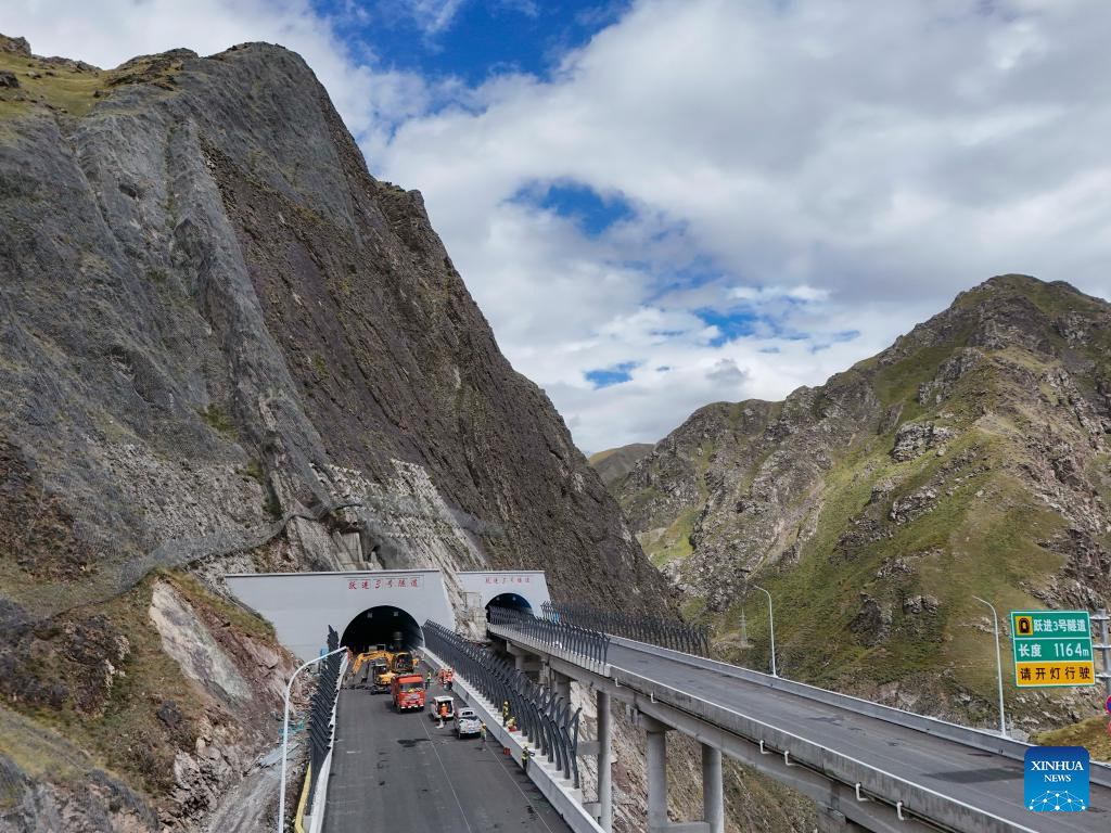 Urumqi-Yuli Expressway under construction in NW China's Xinjiang