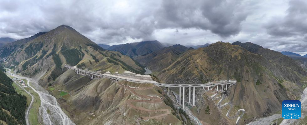 Urumqi-Yuli Expressway under construction in NW China's Xinjiang