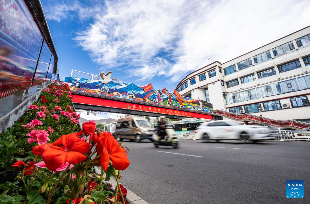 Streets of Lhasa adorned with lanterns, decorations to celebrate 60th founding anniv. of Xizang Autonomous Region