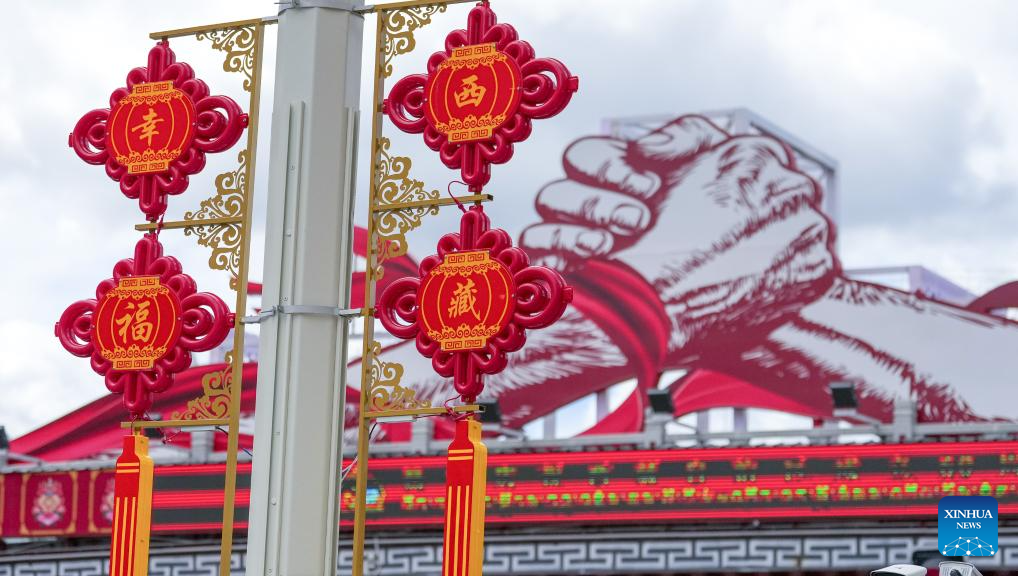 Streets of Lhasa adorned with lanterns, decorations to celebrate 60th founding anniv. of Xizang Autonomous Region