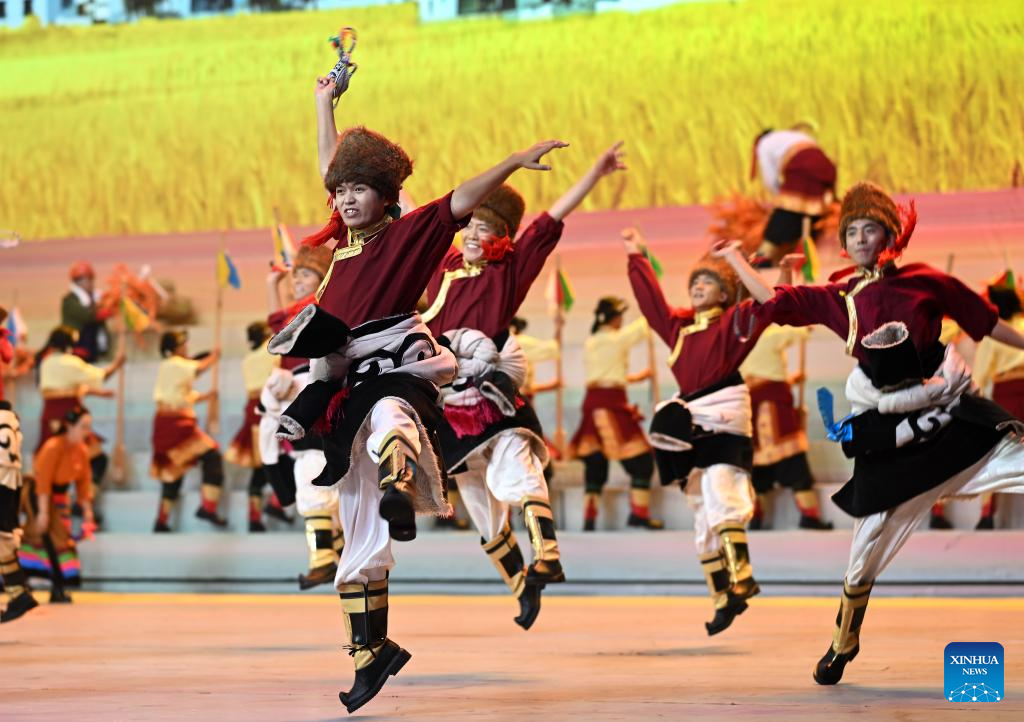 Gala held in Lhasa to mark 60th founding anniv. of Xizang Autonomous Region