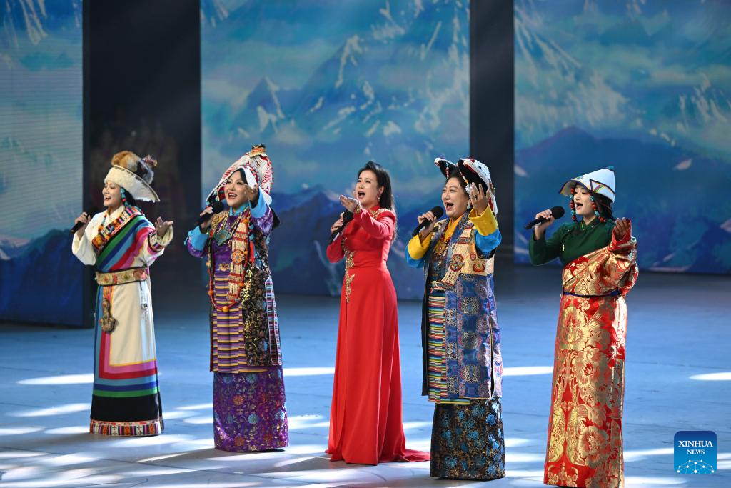 Gala held in Lhasa to mark 60th founding anniv. of Xizang Autonomous Region