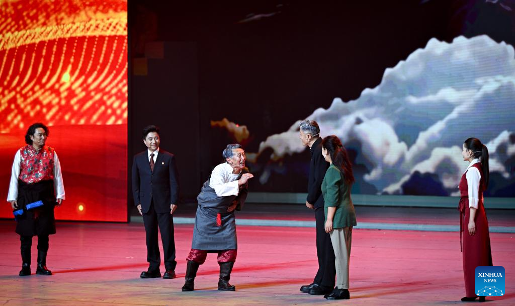 Gala held in Lhasa to mark 60th founding anniv. of Xizang Autonomous Region