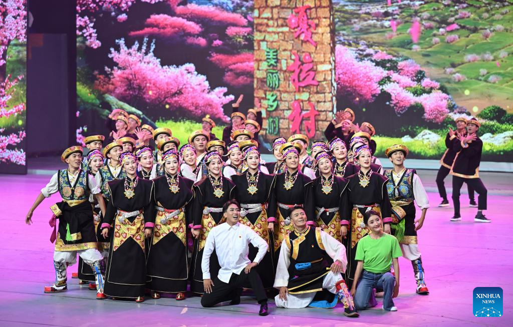 Gala held in Lhasa to mark 60th founding anniv. of Xizang Autonomous Region