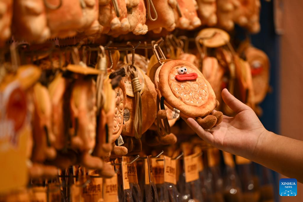 Grand Bazaar enters peak tourism season in China's Xinjiang