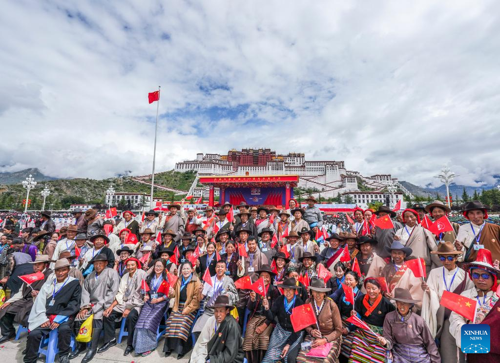 People join in celebration of Xizang Autonomous Region's 60th founding anniversary
