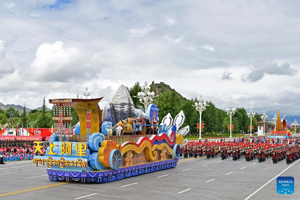 People join in celebration of Xizang Autonomous Region's 60th founding anniversary
