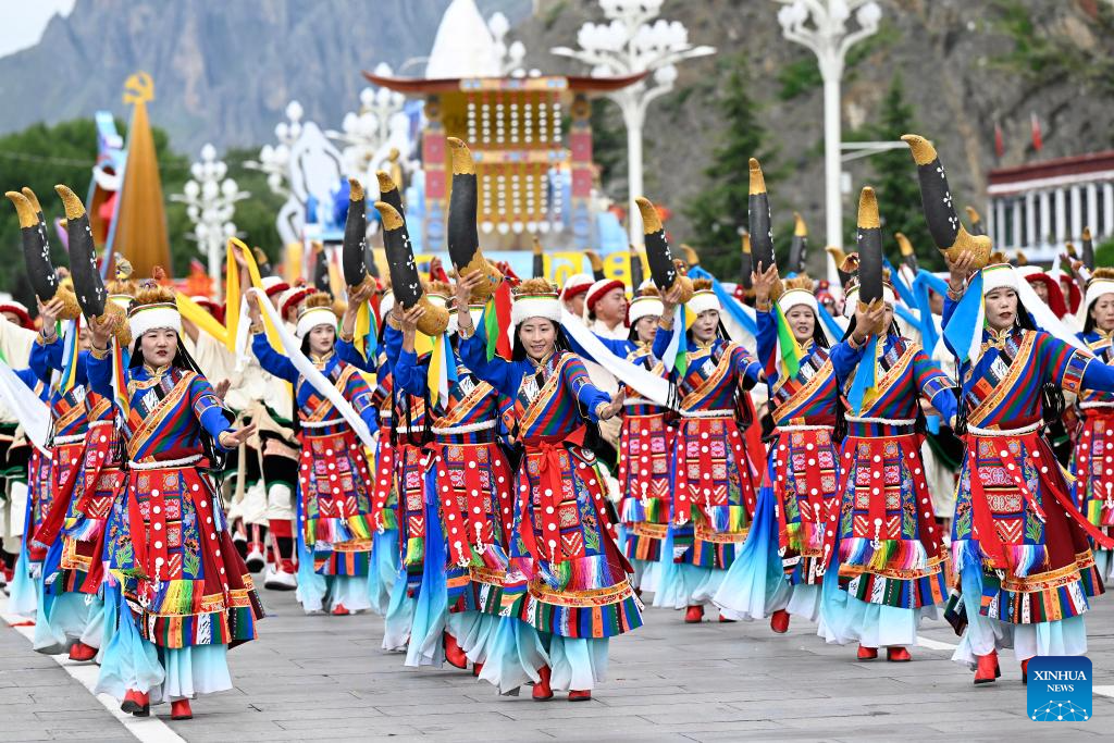 People join in celebration of Xizang Autonomous Region's 60th founding anniversary
