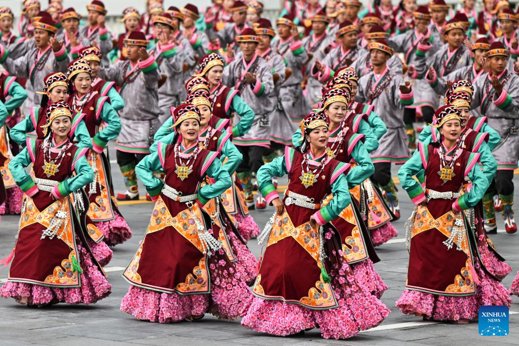 People join in celebration of Xizang Autonomous Region's 60th founding anniversary
