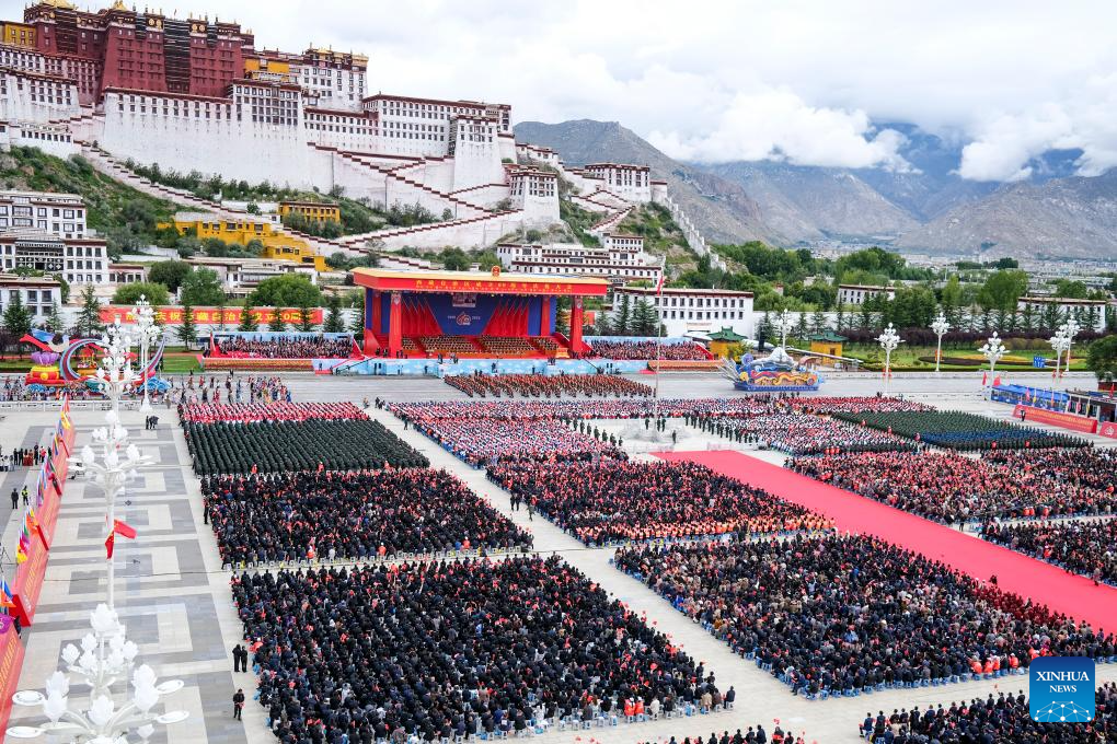 People join in celebration of Xizang Autonomous Region's 60th founding anniversary