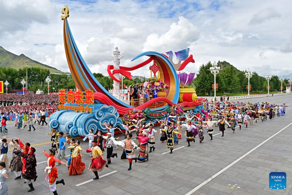 People join in celebration of Xizang Autonomous Region's 60th founding anniversary