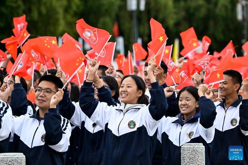 People join in celebration of Xizang Autonomous Region's 60th founding anniversary