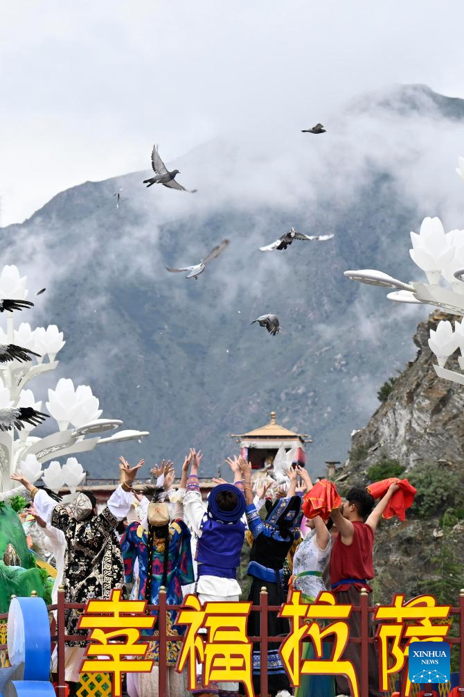 People join in celebration of Xizang Autonomous Region's 60th founding anniversary