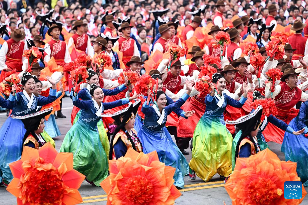People join in celebration of Xizang Autonomous Region's 60th founding anniversary