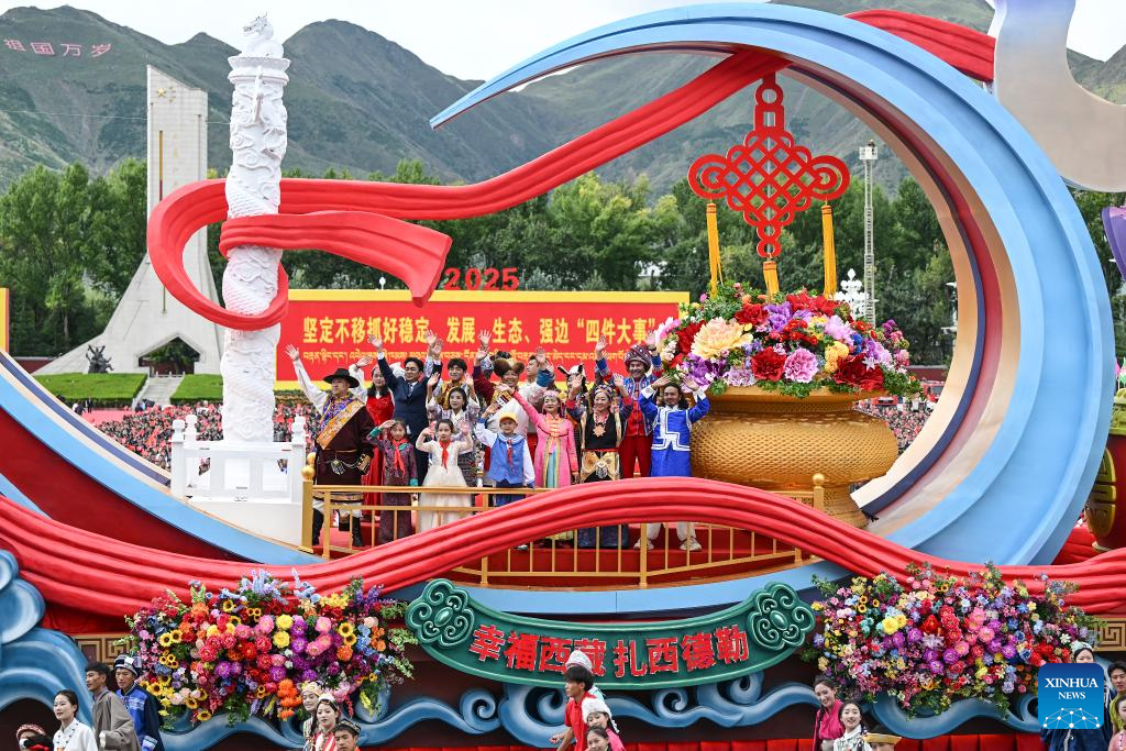 People join in celebration of Xizang Autonomous Region's 60th founding anniversary