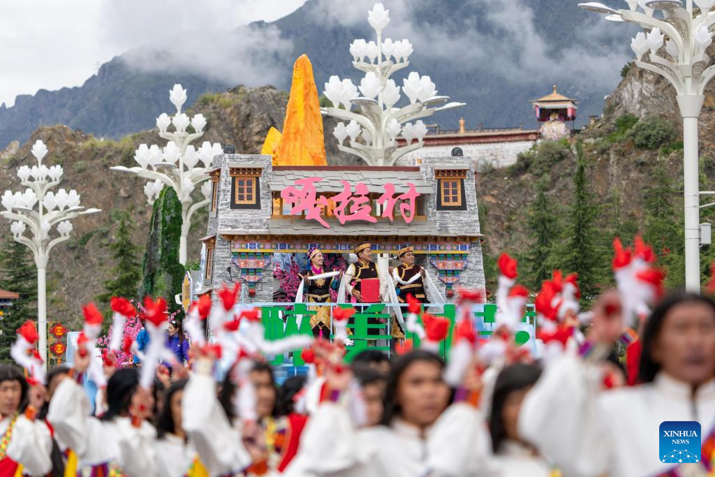 People join in celebration of Xizang Autonomous Region's 60th founding anniversary