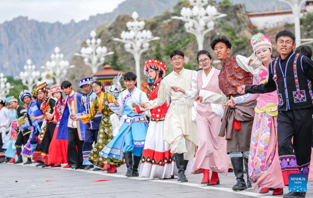 People join in celebration of Xizang Autonomous Region's 60th founding anniversary