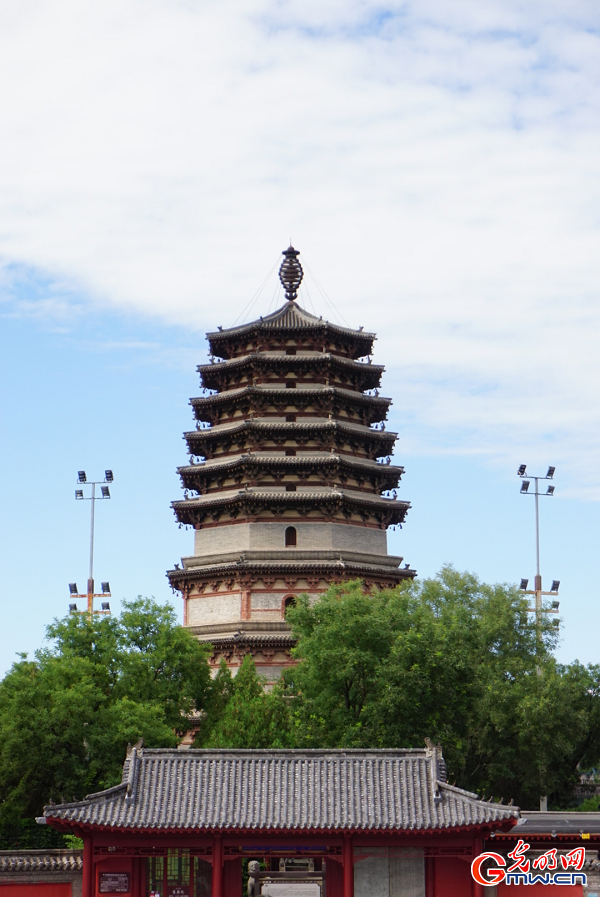 Graceful ancient pagodas highlight historic charm of Zhengding Ancient City