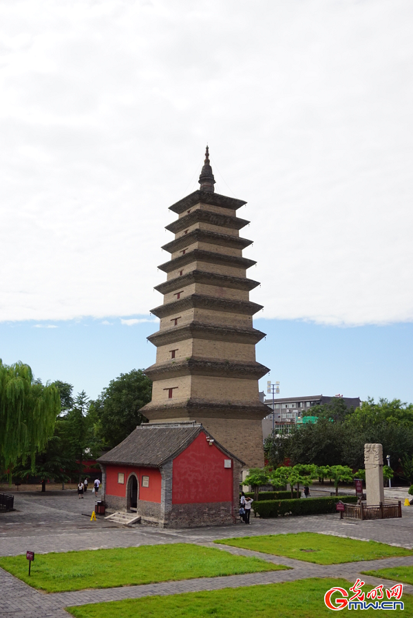 Graceful ancient pagodas highlight historic charm of Zhengding Ancient City