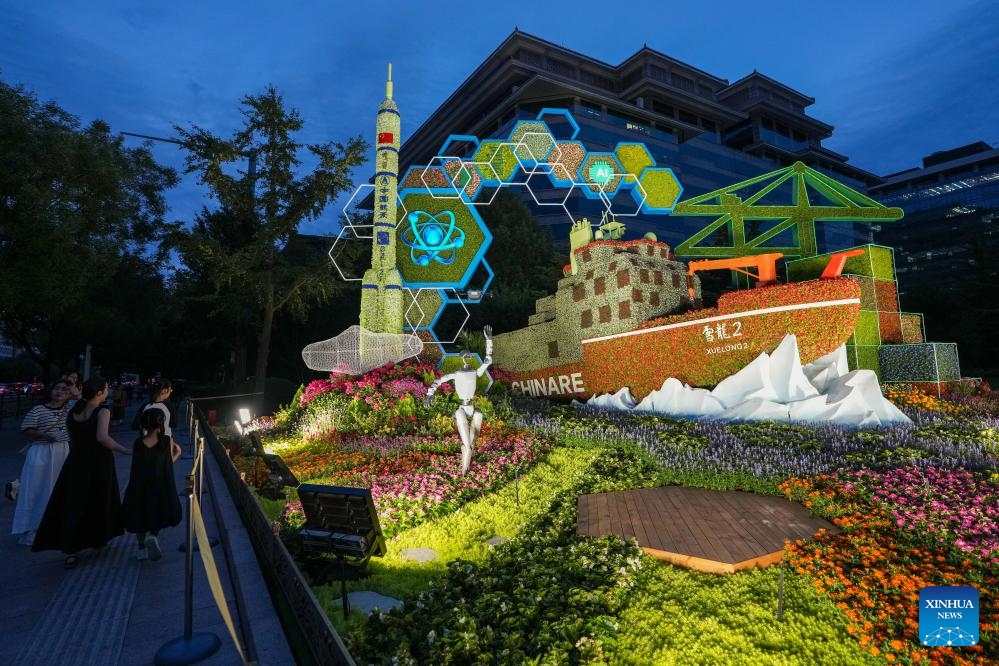 Floral displays adorn Beijing ahead of V-Day parade
