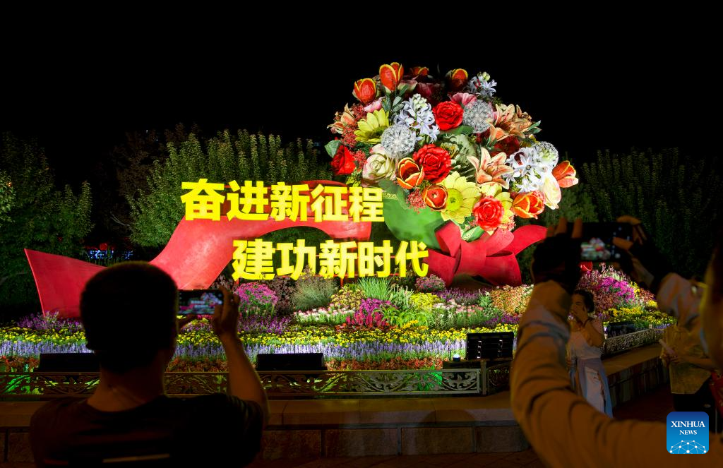 Floral displays adorn Beijing ahead of V-Day parade