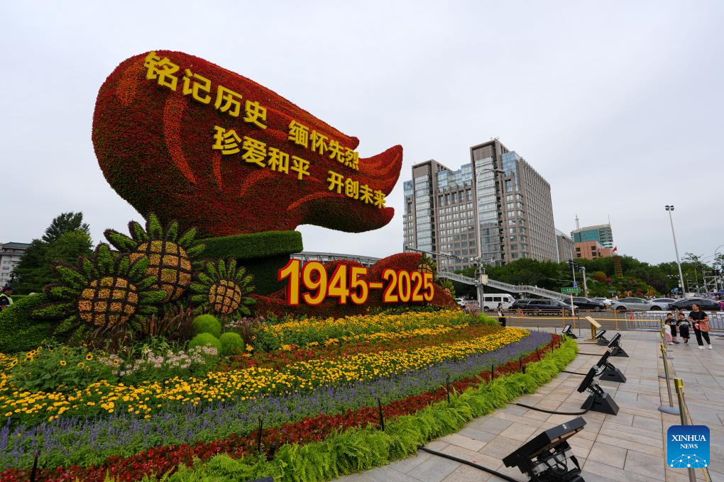 Floral displays adorn Beijing ahead of V-Day parade