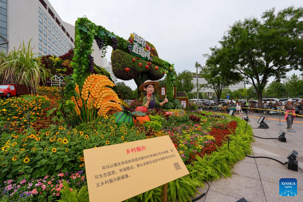 Floral displays adorn Beijing ahead of V-Day parade