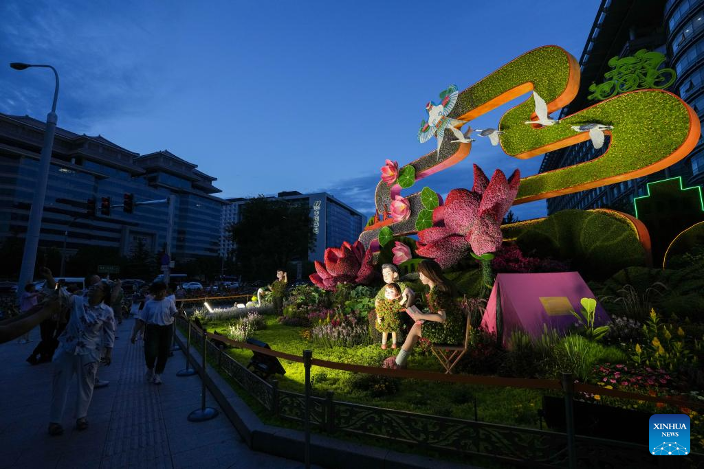 Floral displays adorn Beijing ahead of V-Day parade