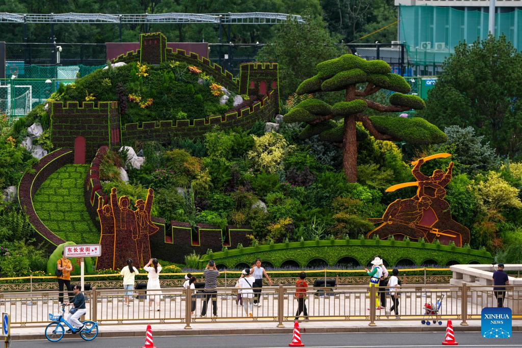 Floral displays adorn Beijing ahead of V-Day parade