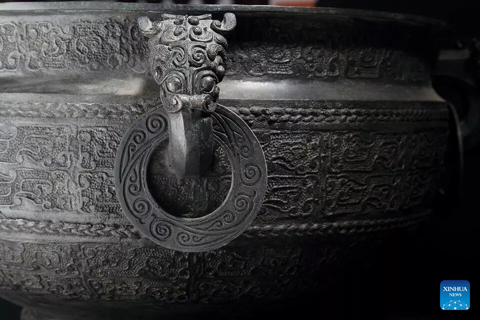 Chinese craftsmen uphold national intangible cultural heritage of Lead-Tin Engraving