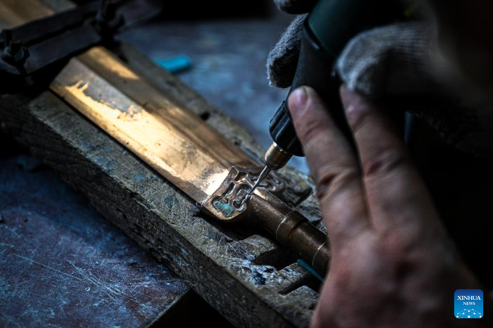 Chinese craftsmen uphold national intangible cultural heritage of Lead-Tin Engraving