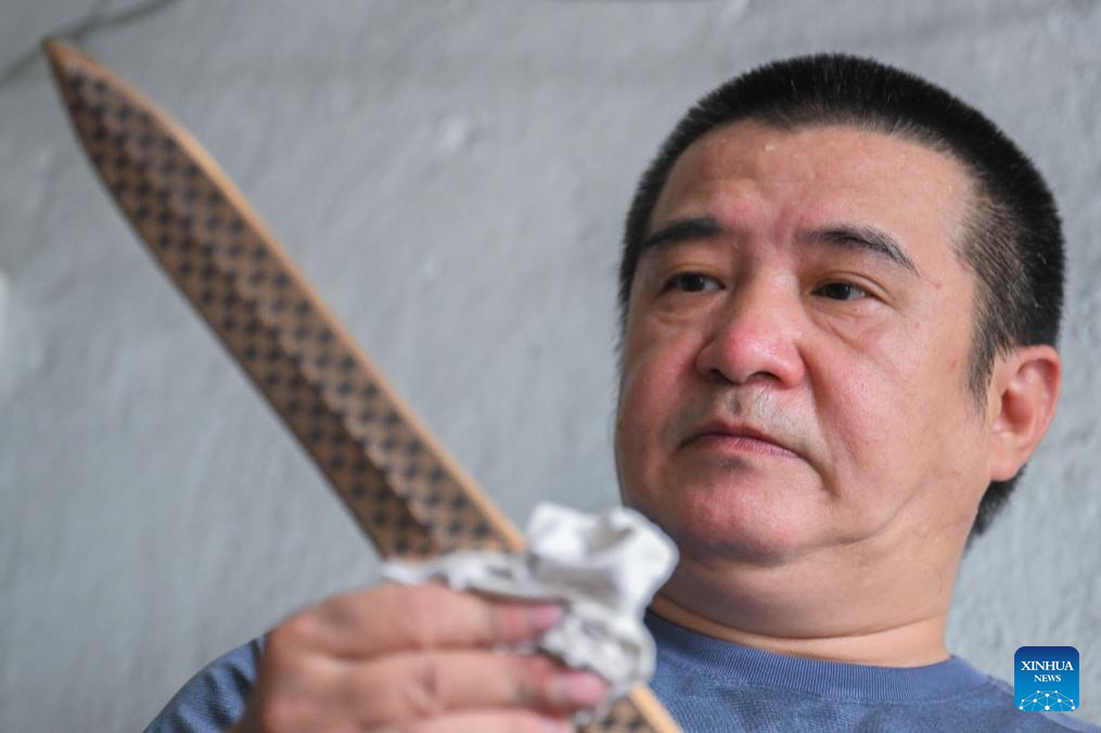 Chinese craftsmen uphold national intangible cultural heritage of Lead-Tin Engraving